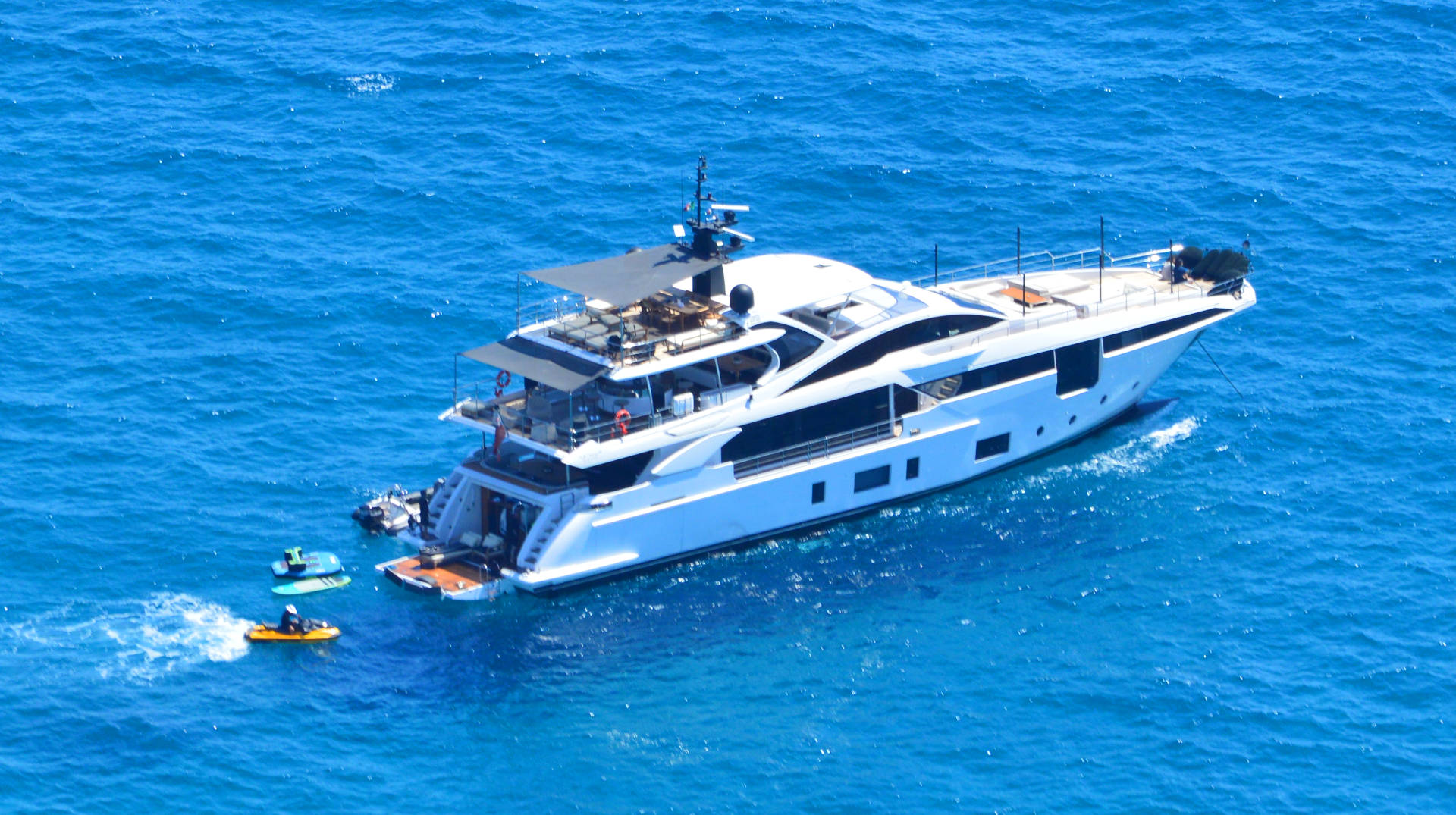 Azimut Grande 35 Metri Aerial