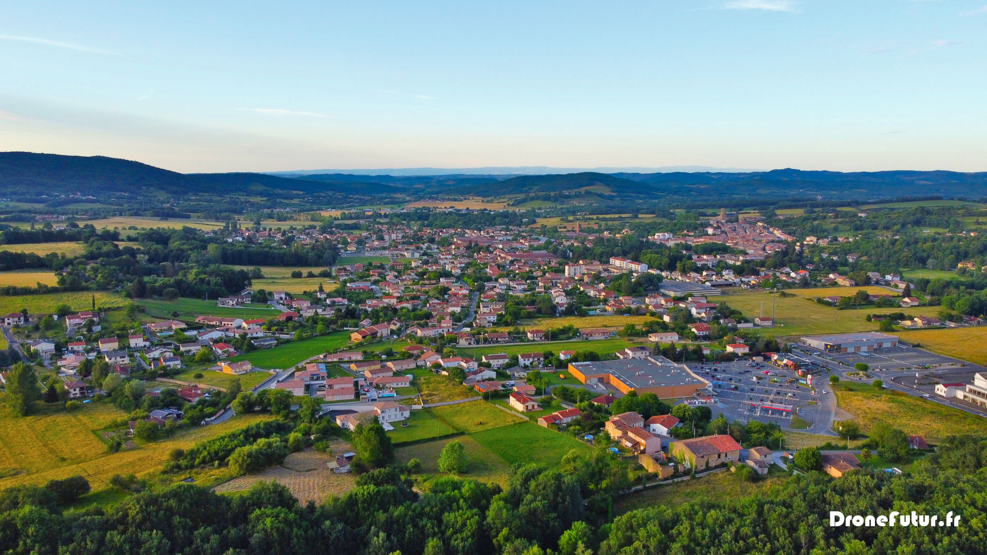 village-couchant-paysdolmes-vue-aerienne